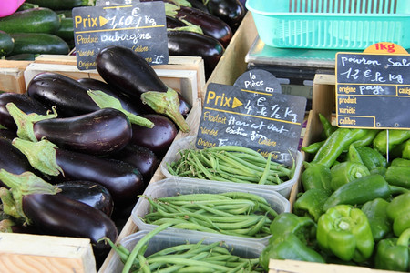 法国市场上的茄子豆和胡椒图片