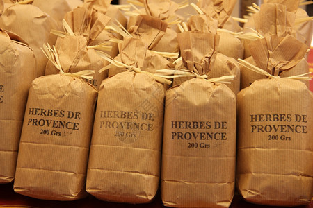 在法国普世市场纸袋中的草药和香料图片