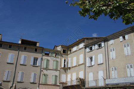 法国Nyons有彩色房屋石膏面罩色房屋图片