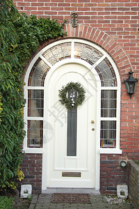 古老的白色前门与圣诞节花圈图片