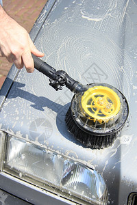 用刷子清洗汽车表面背景图片