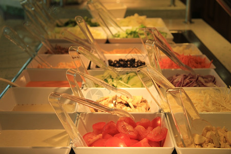 餐厅的彩色沙拉自助餐图片