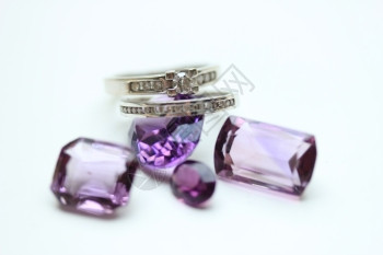 松散的紫铁石宝上钻环背景图片