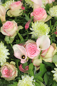 婚礼花朵安排中的粉红玫瑰和百合图片