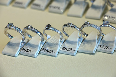 商店展示中的钻石订婚戒指图片