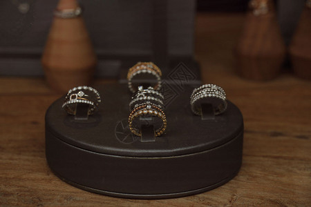 商店窗口中的钻石订婚戒指图片