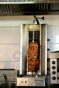 一家餐馆的Shawarma肉这是中东传统烤菜在一家餐馆的Shawarma肉图片