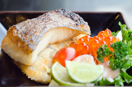 配有鱼蛋和日本烤鳕的新鲜沙拉和蛋日本烤鳕盘图片
