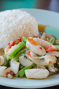炒鱿鱼和辣椒混合蔬菜和大米图片
