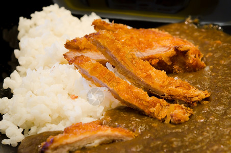 日本面包深炸猪肉切菜顿松配有蒸饭和咖喱酱图片