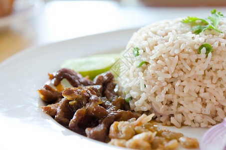 包括猪肉酱和新鲜蔬菜泰国最喜爱的米饭图片