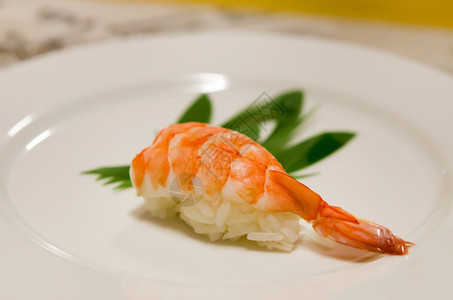 美味的寿司白盘上有虾图片