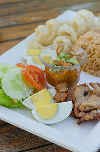 AsianCuisine带蔬菜和肉的炸米图片