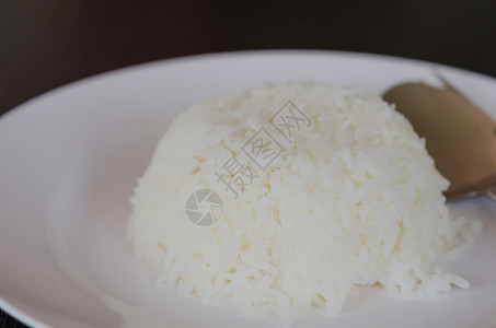 泰国茉米在白盘上煮饭蒸图片