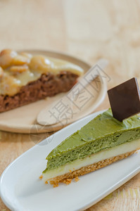 奶酪蛋糕绿色茶叶Matcha奶酪蛋糕加巧克力图片