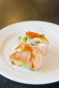 鲑鱼卷寿司上面有虾蛋图片