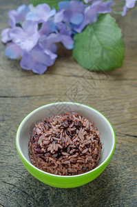 煮大米在木桌上的绿碗里煮大米图片