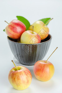 红苹果黄黑碗有机新鲜水果图片
