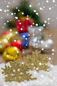 圣诞装饰在木环上圣诞装饰与雪在木环上的背景图片