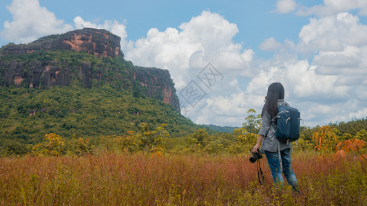 亚裔女背包车享受山上风景图片