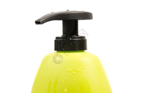 紧贴绿色洗发水瓶盖孤立于白色背景图片