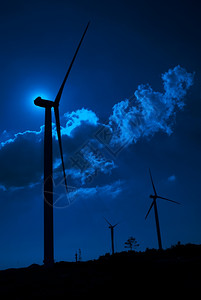月亮后光下的风力涡轮机蓝色天空和云彩图片
