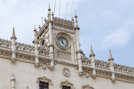 葡萄牙里斯本Rossio火车站外墙的时钟细节图片