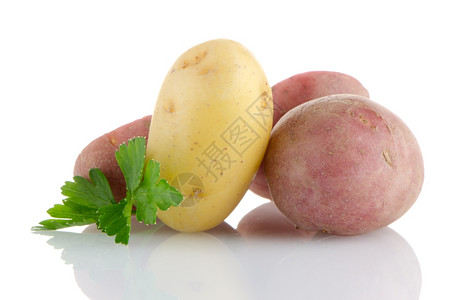 新的土豆和绿色欧斯利孤立在白色背景关闭图片