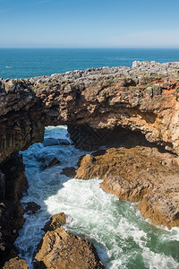 Cascais的岩石海岸线以这个山洞闻名魔鬼的下巴或之门葡萄牙图片