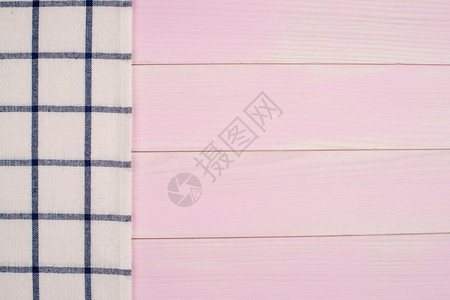 蓝色条纹毛巾在木制桌子的表面上图片