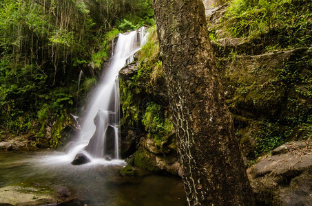 卡布雷亚葡萄牙美丽的瀑布长期光滑效应图片