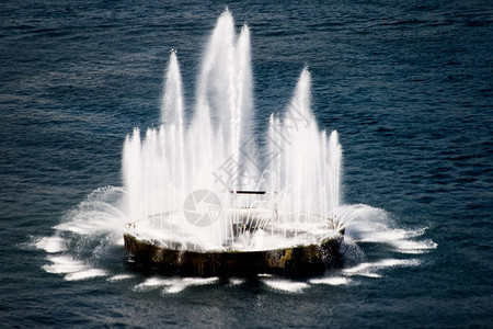 金角伊斯坦布尔土耳其蓝水上的流泉喷图片