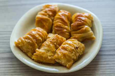 类似不同形状的Baklava的土耳其皮萨里奥糕点甜图片