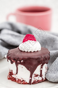 美味巧克力蛋糕含酸樱桃灰餐巾纸和白底茶图片
