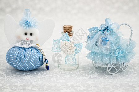 为男孩准备的蓝玩具作为白色背景婴儿淋浴的礼物图片