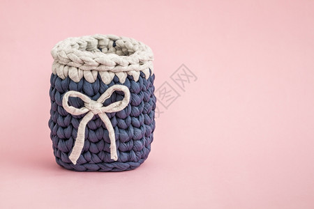 装饰编织的蓝篮子粉红木本底带丝图片