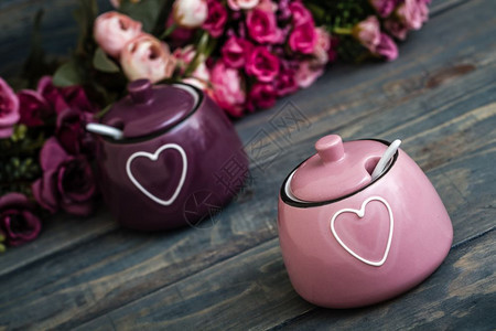 彩色瓷香料罐有心型和勺子背景图片