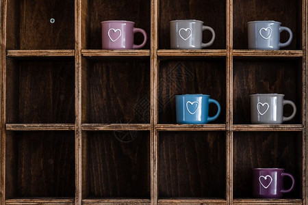 手工制木铁墙架上的陶瓷咖啡杯图片