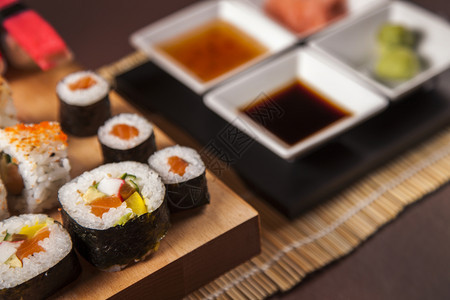 餐桌上新鲜美味寿司食品的变异餐桌上新鲜美味寿司食品的变异图片