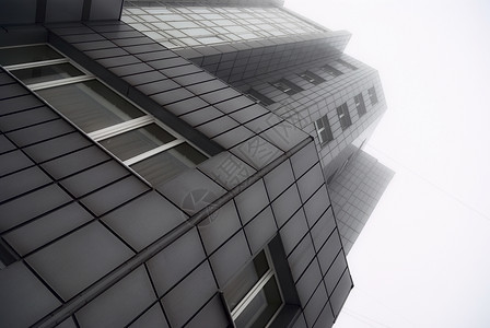 清晨雾中现代办公大楼图片