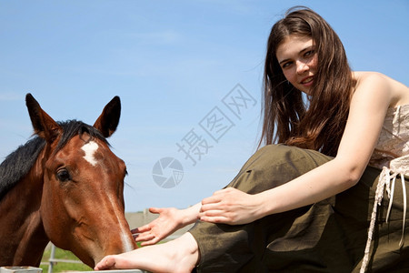 漂亮女孩和马的肖像户外拍摄图片