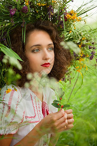 女孩头顶上鲜花的圈户外拍摄图片