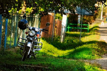 村围栏附近的摩托车图片