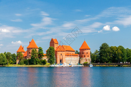 特拉凯城堡在湖中央特拉凯立陶宛图片
