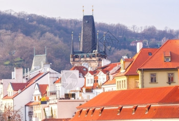 布拉格的一个小国屋顶和塔楼图片