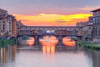 日落时分佛罗伦萨的中世纪桥桥佛罗伦萨韦基奥桥图片