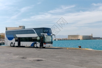 希拉克利翁海港码头的旅游客车希腊克里特码头的旅游客车图片