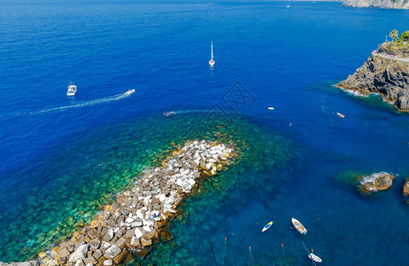 马纳罗拉旧渔村蓝湾马纳罗拉村辛克特尔意大利古里亚背景图片