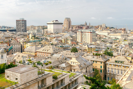 热那亚从山顶对的空中观察热那亚从观察甲板BelvedereLuigiMontaldo对城市的空中观察图片