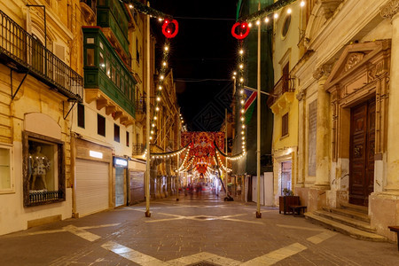 瓦莱塔街马耳他瓦莱塔中央街道夜间照明街图片